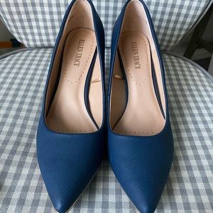 ✨Navy Blue Ellen Tracy Heels with Gold Trim✨